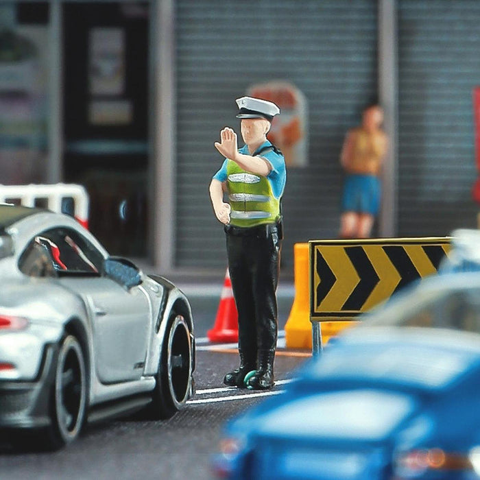 Crofta Miniature Traffic Police Figure Scenery Landscape Diorama Scenery 1:64 Scale Right to the gesture